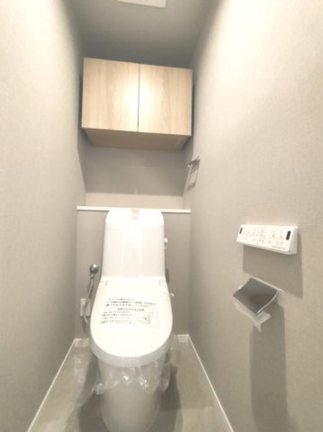【トイレ】　洗浄機能付きトイレ。上部には収納付で、トイレットペーパー等、買い置きもしやすそうです。