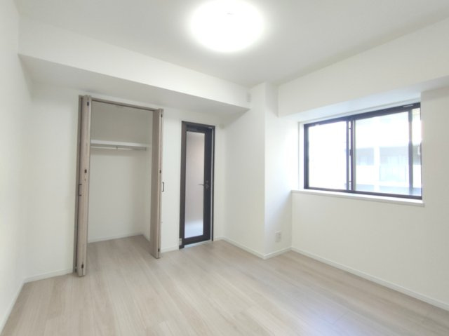 【洋室約6.0帖】　収納力がたっぷりのこちらのお部屋は主寝室向き。出かける準備や大切なお荷物を保管したりと便利にお使いいただけます。