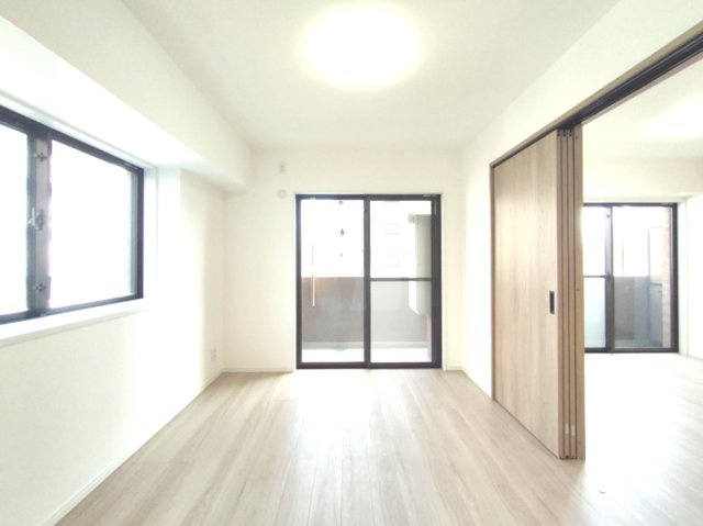 【洋室約6.3帖】　リビング隣接の居室、続き間としての利用やセパレート型、使い勝手良いお部屋です。用途様々です♪バルコニーに面しており、開放感あります♪