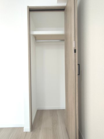 【洋室約6.3帖　収納】　クローゼット付きで、衣類等の収納に役立ちます。