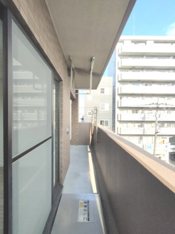 【バルコニー？】　充分な広さが確保された南向きバルコニー。日当たりのよい住宅エリアですので、多くの陽光が降り注ぎ、室内には陽だまりを生み出してくれます。