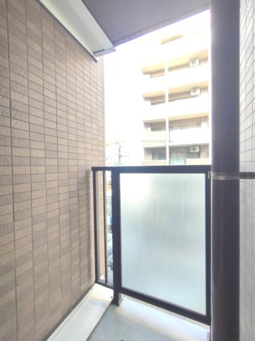 【バルコニー？】　陰干ししやすい北向きバルコニー。夏でも比較的涼しく、晴れた日の日中はやわらかい光がお部屋に届きます。