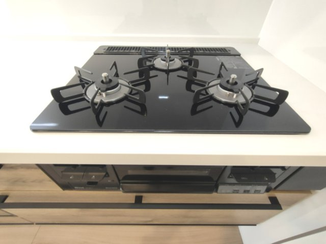 【3口コンロ】　3口コンロ、グリル付きでお料理のレパートリーも増えそうです。