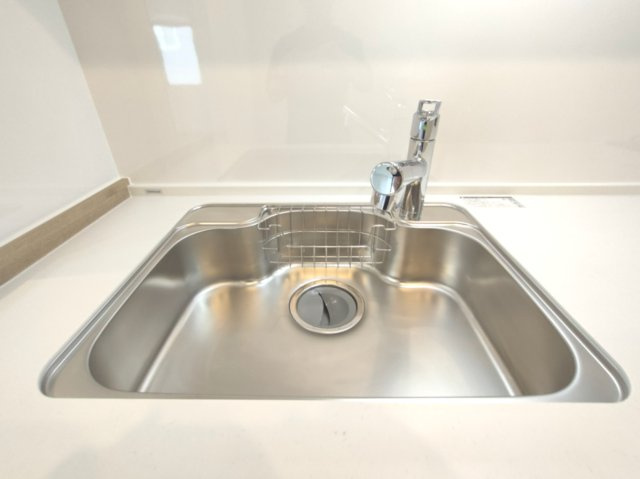 【シンク】　食器洗いもはかどる広々としたシンク。クリアな水が毎日使え、見た目にもスマートな浄水器一体型。