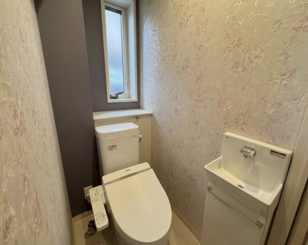 独立した手洗いカウンターを備えたトイレで、衛生面にも配慮された設計です。窓付きのため換気もしやすく、明るく清潔感のある空間を保てます。来客時にも使いやすい、ゆとりあるトイレ空間です。