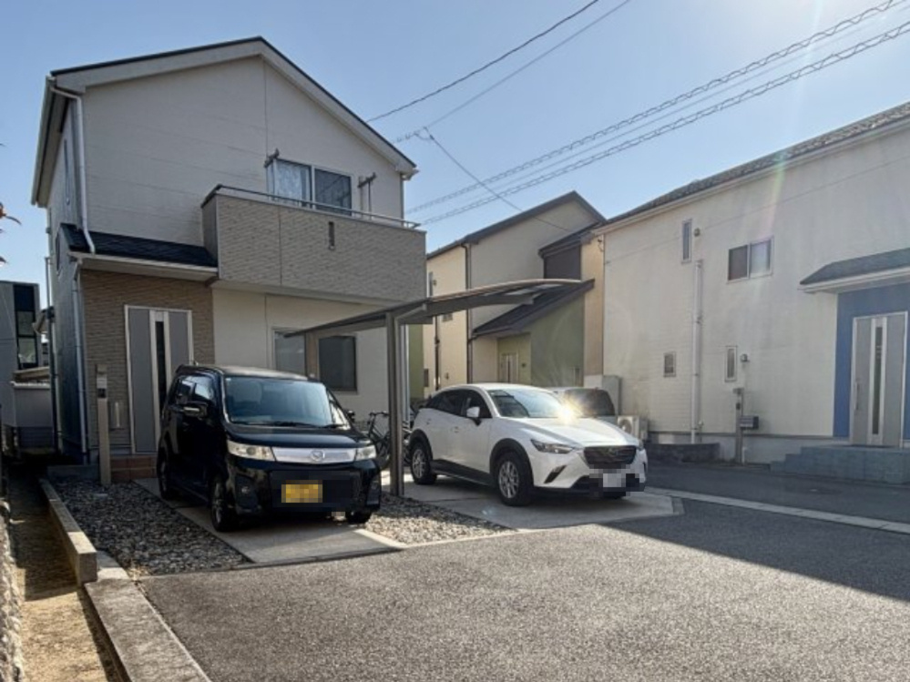 屋根付きカーポートのある駐車場で雨の日の乗り降りも快適です。自転車やバイクもゆとりをもって置ける広さがあり家族のライフスタイルに合わせた使い方が可能。前面道路も広く車の出し入れがしやすい点も魅力です。