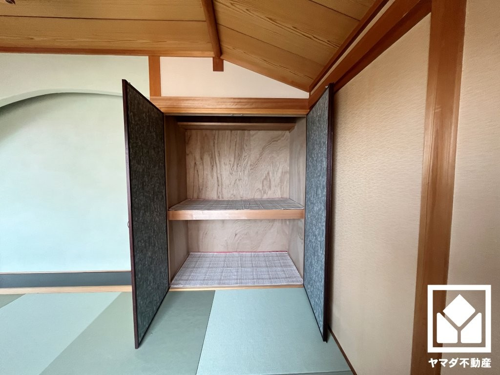 大きな押入れなので整理整頓しやすいです。季節の衣類や寝具などもすっきり片付きます。