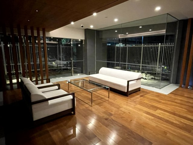 温かみある天然木と中庭の緑を望むラウンジ。ホテルライクな空間が住まう方を迎えます。