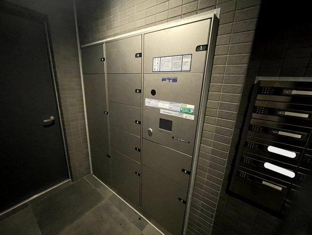 24時間利用可能なFTS宅配ボックスを完備。不在時も荷物を安心受け取りができます。
