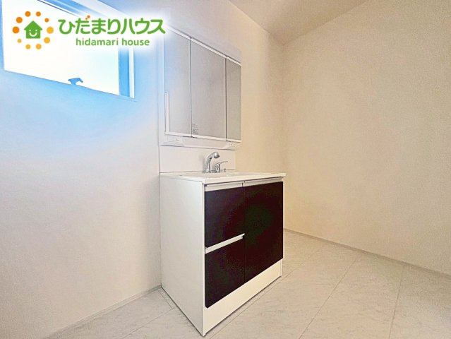 三面鏡は自分では見えにくいところまで見ることができるので、身だしなみを整える際などにはとても便利です(*^^*)