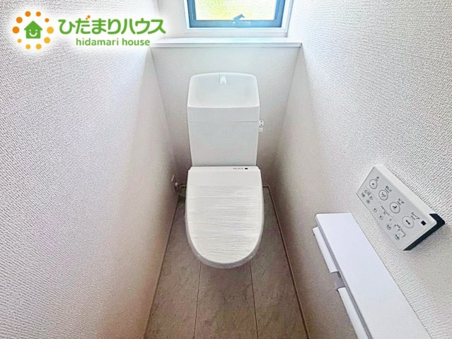 小窓で採光面と通気性を確保しておりますので、陽射し差し込む明るい空間で、いつもさわやかな状態を保っていただけます！トイレスペースが1階・2階にございますので、ゲスト用・家族用に分けることもできます。