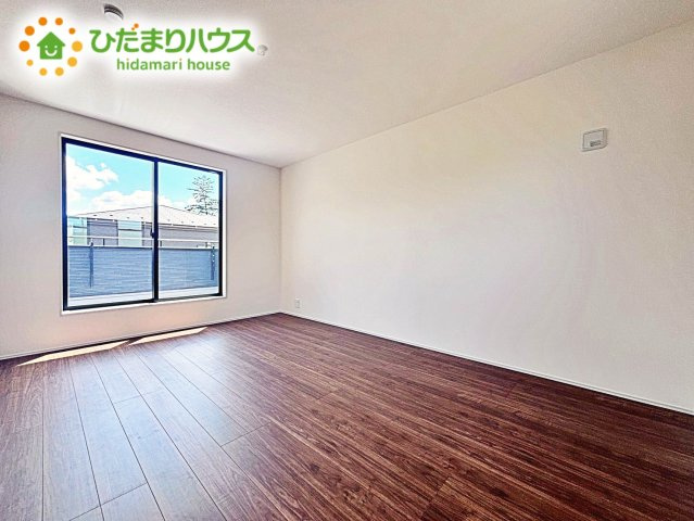 バルコニーに面していて、たっぷり光りの入る明るい主寝室です！