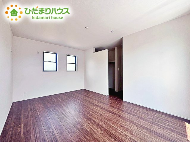 壁紙はシンプルで清潔なホワイトで統一しています。朝の光をたっぷり浴びながら一日をスタート！目覚めは明るくあたたかな場所で。