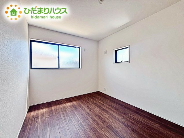 木目のフローリングが暖かみのある室内に。明るい寝室で心地のいい朝を迎えられそう。