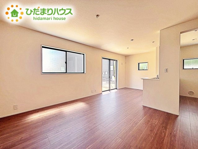 明るい光が差し込む開放感あふれる住まいです。