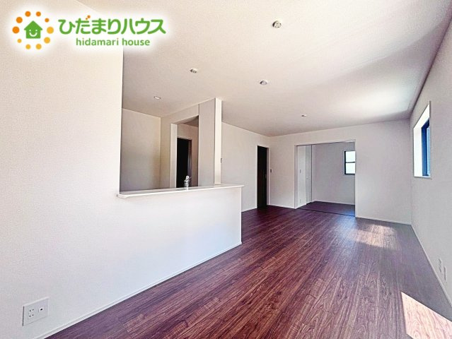 奥行き感あるLDK。一体の空間ながらほどよい距離を保ち、家族がおもいおもいに好きな場所で寛げます。