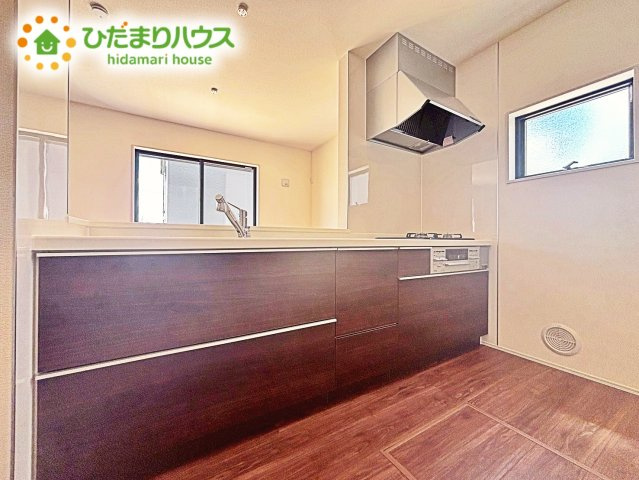 リビングを見渡せるキッチンはお子様を見ながらでも料理が出来て安心ですね☆