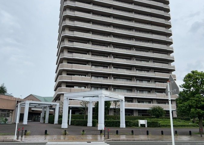 道幅が広い場所は日当たりや風通が良好です。幅が広いのですれ違いも可能ですし大きな車でも駐車可能！一方で、大型車が通ることも多くなるため交通量の増加により騒音に繋がります。また土地の値段が高くなります。