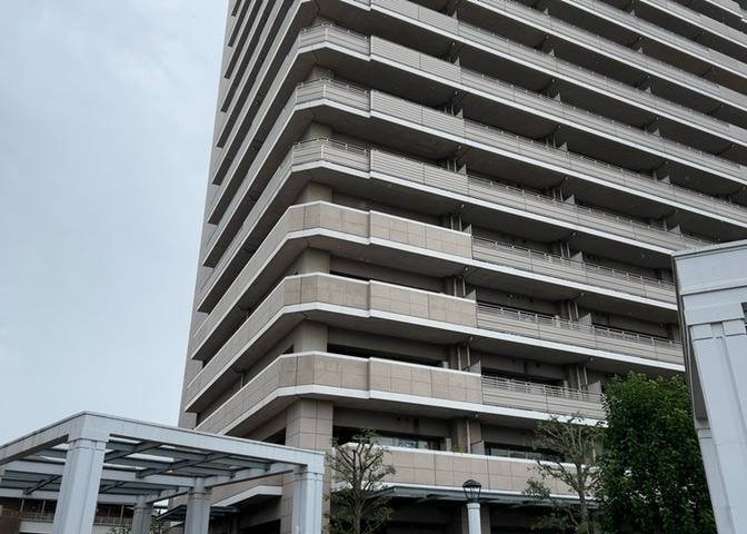 ＲＣ造、Reinforced　Concreteは直訳すると補強されたコンクリートです。主に柱や梁・床・壁が鉄筋とコンクリートで構成おり、鉄筋を組んだ型枠にコンクリートを流し込んで固めたものを指します。