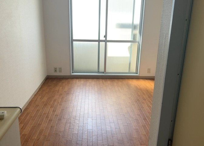内装はとにかくおしゃれなものがいい！と選ぶ前に、まず住んだ後のことを想像してみましょう。住んでみたらコンセントの位置が悪くて使いにくいなど出てきます。事前にどの家電をどこに置くか想定しておきましょう。