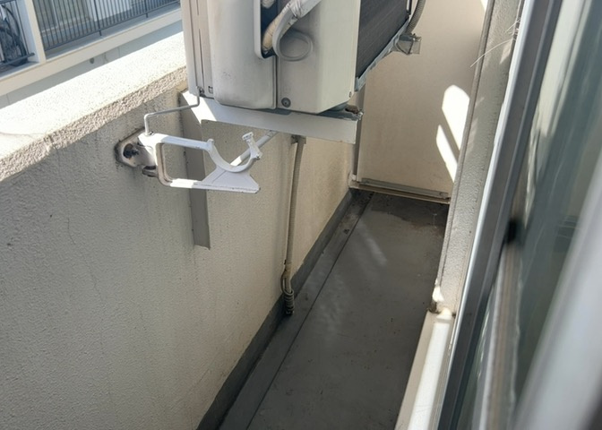 バルコニーは、室外の専用スペースのうち、「屋根がなく開放された空間」であるものを指します。ベランダより広いタイプのものが多く、日当たりもよいため家庭菜園などを楽しみたい人にとって適した環境となります。