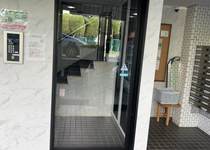 マンションのエントランスには、もともと風よけや防犯の役割がありますが、マンションによって宅配ボックスなどの設備が備わっている所もあります。日々の生活をイメージしながら生活しやすさをチェックしましょう。