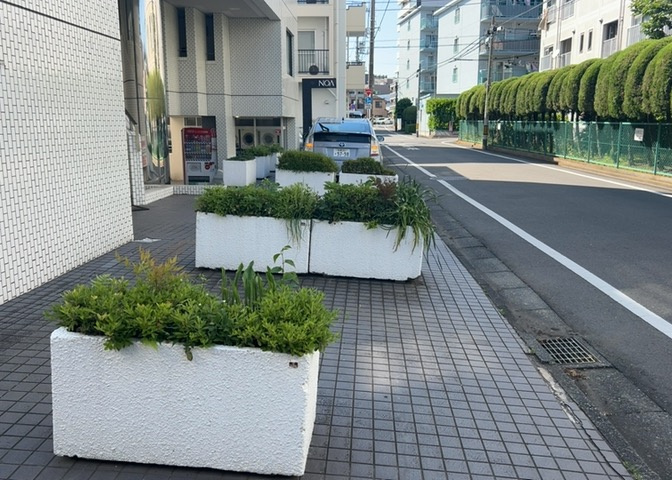 車一台あたりに必要なスペースは、標準サイズの普通自動車で横幅2m50cm、長さ5mは必要になります。ただし、乗降のことも考慮して横幅3m30cm、長さ5m50cmほどは確保できるところを選びましょう。