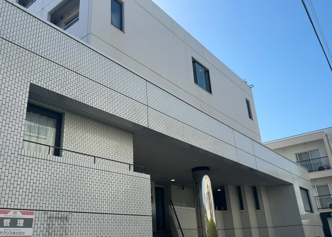 中庭（パティオ）とは、一つの建築物の内部に設けられた、壁などで囲われている庭のことを指します。コの字型、ロの字型が主流ですが、L字型の中庭もあります。最近では、インテリア性の高さからも人気があります。