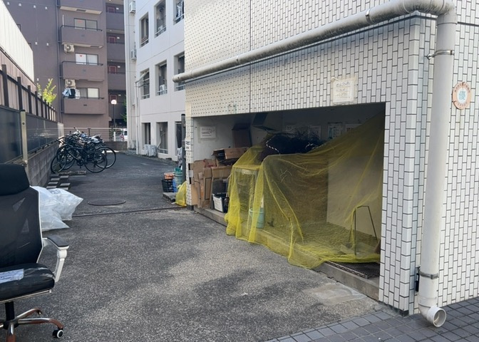 共有部分は、住民なら誰もが使える設備のこと。例えば駐車場やエレベーター、インターネット設備、セキュリティ設備などがあります。他にも、マンションの廊下・外部階段やエントランス・ゴミ置き場などがあります。