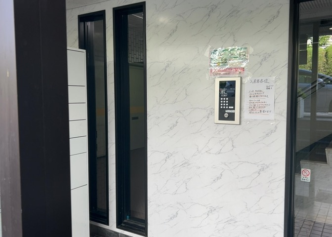 受付はマンションコンシェルジュがいる場合もあれば、管理人が滞在する小部屋を総称して呼ぶことがあります。主にエントランスに設置されていることから、防犯面でも期待ができます。防犯設備がない場合はより安心！