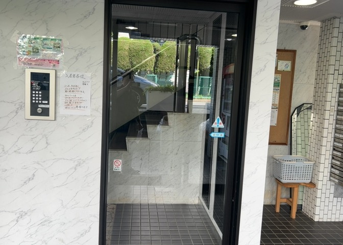 ラウンジは、マンションの共用スペースに椅子やテーブルなどを配置した利用者が寛げる空間です。屋内型ラウンジと屋外型ラウンジがあります。共用部分の管理状況と合わせて、詳細については現地でご確認ください。