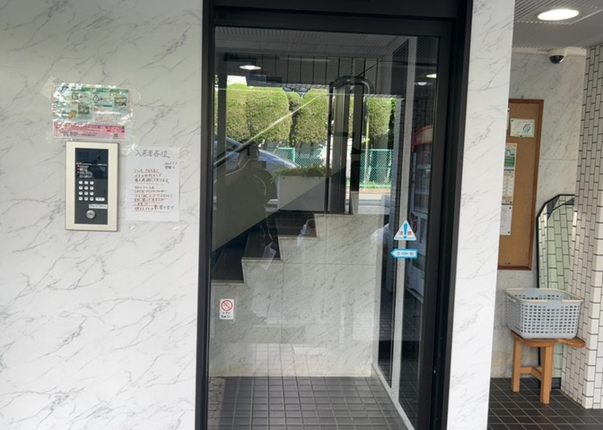 ロビーというと、エントランスと何がちがうの？と思いますよね。実はロビーとエントランスには明確な決まりはありません。物件によっては、エントランスを入って広がるある程度の広さのある空間がロビーとなります。