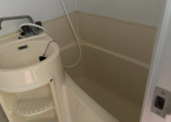 入浴時の快適さも大事なことですが、綺麗な状態を維持できなければ気持ちよく入浴できません。毎日の掃除が楽という点は大事なポイントになります！カビが生えにくく掃除がしやすい、壁や浴槽を選ぶといいでしょう。