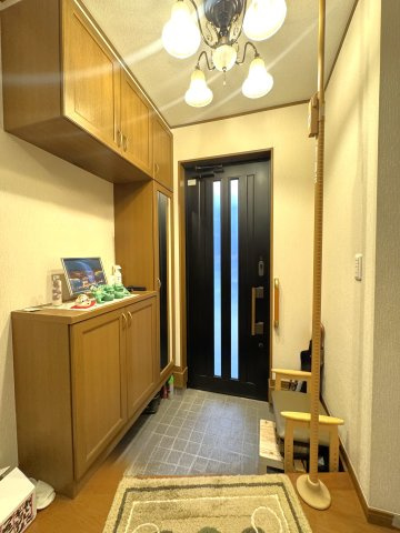 大きな靴収納棚と全身鏡もございます♪