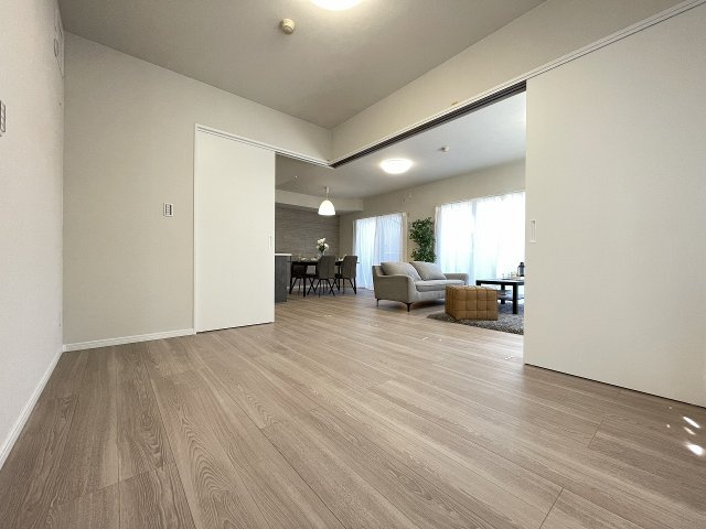 大切なお子さまを見守りやすい引き戸の洋室は、子ども部屋としても。　
