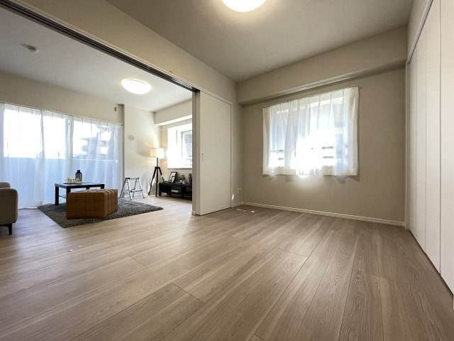 LD横の洋室は、扉を開けて解放感ある空間に。　