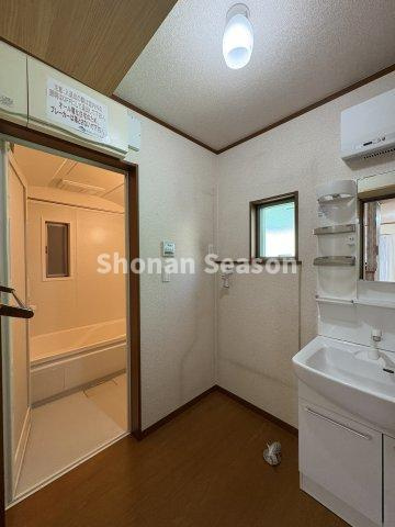 LDKに洗面・浴室が隣接し、家事動線良好の間取りです。