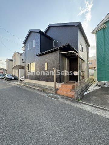 小学校(徒歩3分)・コンビニ(徒歩4分)！大型スーパーも多数点在！　お買い物便良好の周辺環境です。