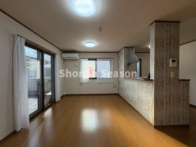 窓が2つ備わった2面採光の室内は、陽当たり＆風通し良好です。