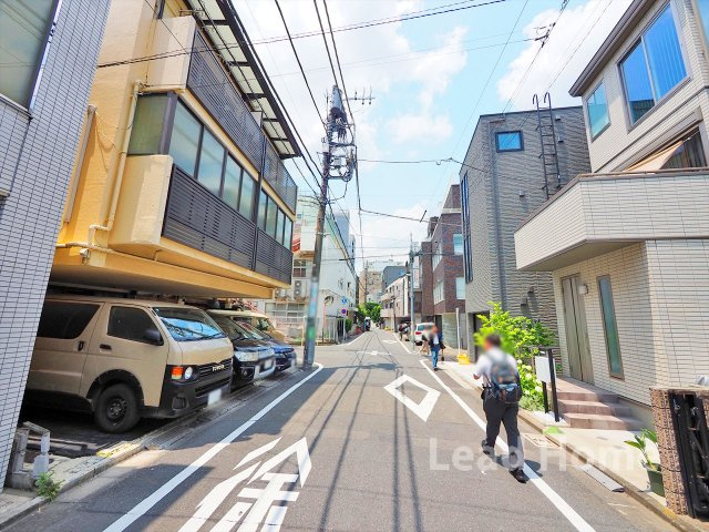 視界が開けた平坦な道路で歩行もラクラク快適です！毎日の徒歩通勤や買い出しもスムーズに行えます！
