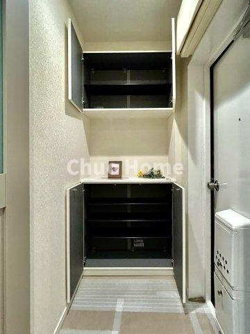【玄関】玄関には大型のシューズクローゼットを設置しておりますのでいつでもスッキリりとした空間を保てます。玄関周りを清潔に使うのはとても大事なことですよね。