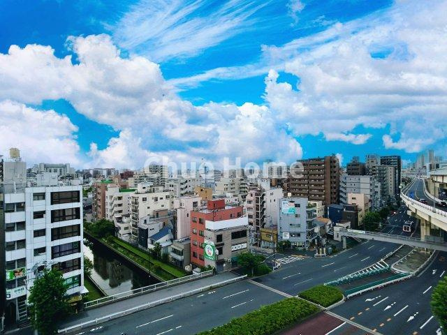 手を伸ばせば、ふれることが出来そうな環境が、そのままインテリアになったような印象です。その豊かな眺望にふさわしい空間には、通風・採光にも優れ、心地よい光と風があふれています