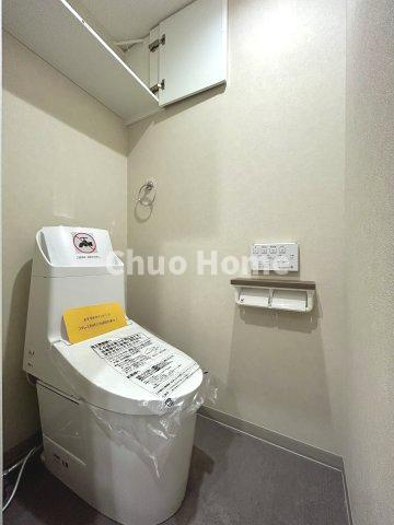 【トイレ】　収納スペースをしっかりと確保した温水洗浄便座機能付きトイレ。温水洗浄便座は清潔にお使いいただくための大切なアイテムです。
