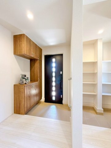 住まう人の帰り、訪れる人を優しく迎える安らぎに満ちた空間　上質感あふれるエントランス