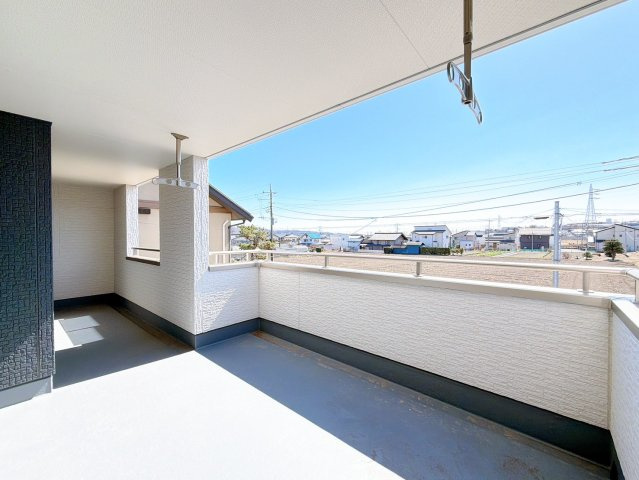 陽光がたっぷり差し込むバルコニーは、家族のくつろぎぎ空間。グリーンを飾ったりチェアを置いて読書を楽しむなど、自分だけのアウトドアリビングとしても活用できます。