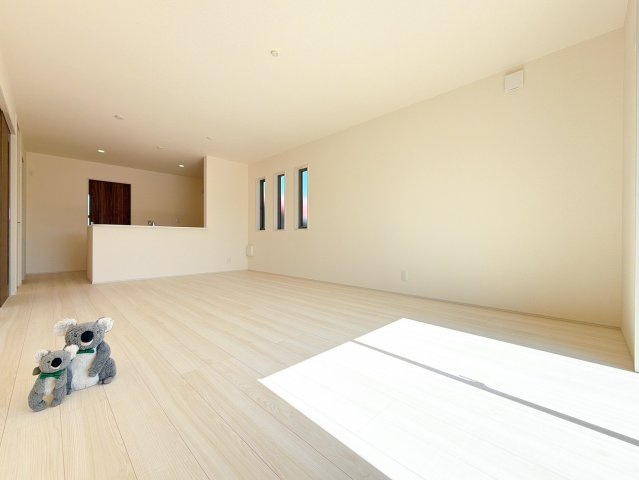 家族が自然と集まるリビング・ダイニング明るい光が差し込み、笑顔があふれる心地よい空間です。ゆったりとした広さで、くつろぎの時間をお過ごしいただけます。