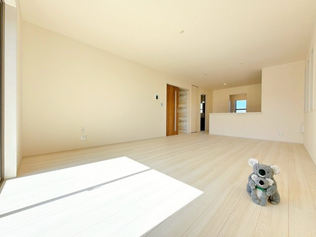 窓を開けるとスッーと爽やかな風を感じるリビング。家族の笑顔が集まる幸せな空間。