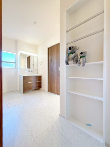 忙しい朝でも収納力のある洗面台で効率良く身支度ができます。大きな鏡で身だしなみチェックも。たくさんものを収納できるので水回りを清潔にきれいに保てます。