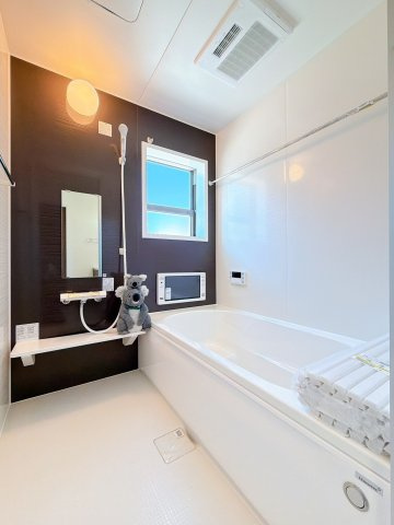 ほどよい優しいライトに包まれたバスルーム。香りの良いバスソルトに身をまかせ、浴槽でゆっくりと深呼吸。一日の疲れが癒されます。