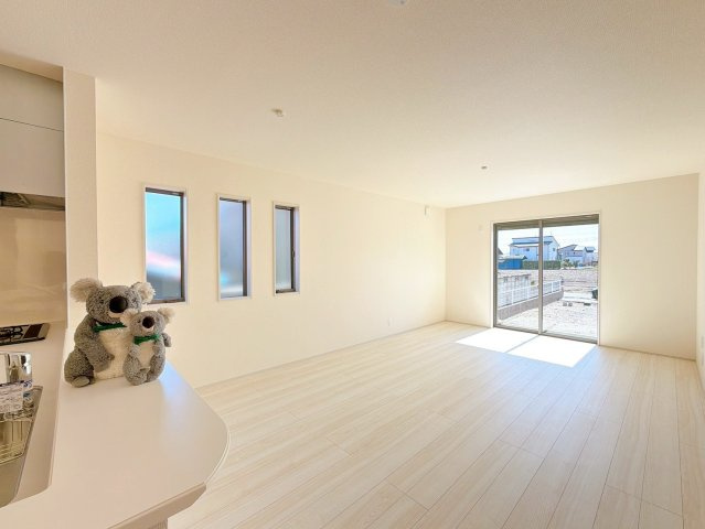 窓からのあたたかい光をあびながらの朝食。今日も一日がんばれそう！と思えるリビング。